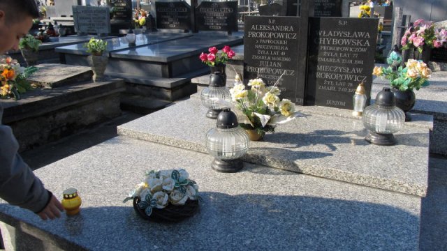 Umarłych wieczność dotąd trwa, dokąd pamięcią im się płaci…